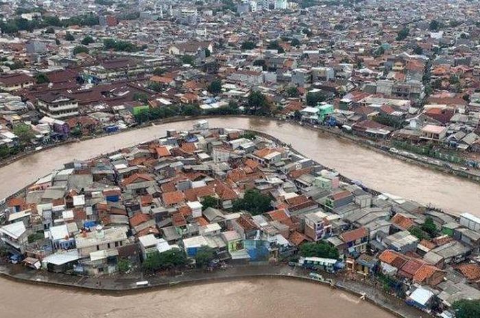 Tampilan banjir Jakarta di kawasan Kampung Melayu, Jakarta Timur, dari helikopter yang mengangkut Kepala BNPB Doni Monardo dan Gubernur DKI Jakarta Anies Baswedan, saat mereka meninjau kondisi banjir terkini pada Rabu (1/1/2020)