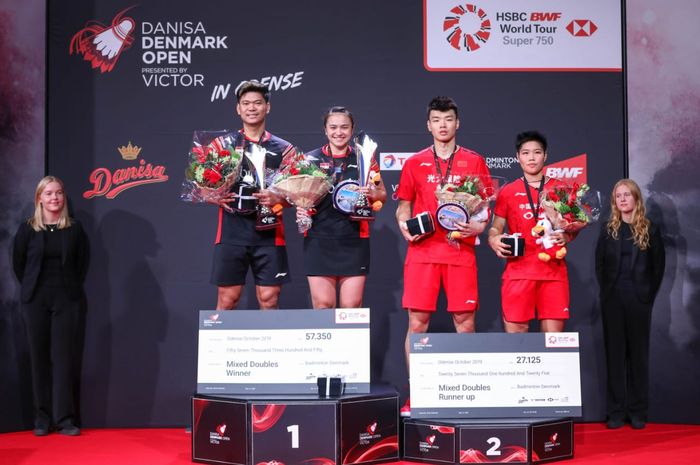 Pasangan ganda campuran Indonesia, Praveen Jordan/Melati Daeva Oktavianti, di podium juara Denmark Open 2019.