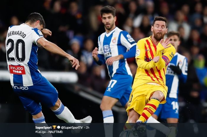 Ekspresi Lionel Messi ketika hendak memblok tendangan pemain Espanyol, Bernardo Espinosa dalam pertandingan derbi Catalunya, Sabtu (4/1/2020).