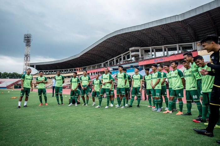 Para pemain Persebaya menjalani sesi latihan perdana pada musim 2020 di Stadion Gelora Delta Sidoarjo, sore tadi (6/1/2020). Sejumlah pemain yang masih absen dengan berbagai alasan sore tadi akan segera bergabung.