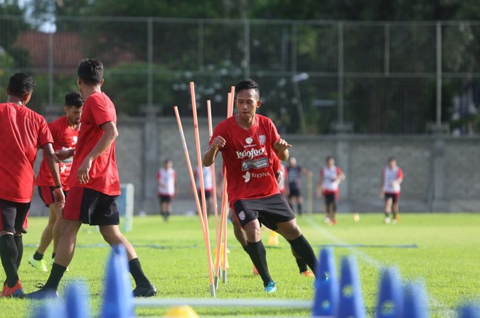 Pilar baru Bali United, Muhammad Rahmat, saat mengikuti latihan bersama tim barunya pada Senin (6/1/2020).