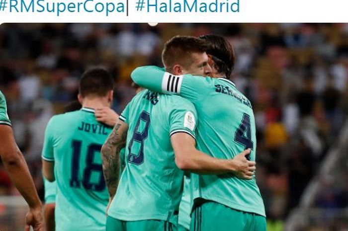 Gelandang Real Madrid, Toni Kroos, berpelukan dengan Sergio Ramos usai membobol gawang Valencia dalam laga semifinal Piala Super Spanyol di Stadion King Abdullah Sports City, Rabu (8/1/2020).