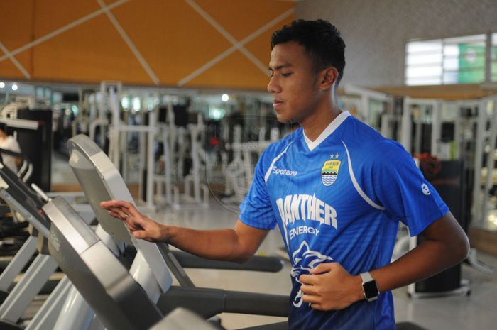 Kiper Persib Bandung, Teja Paku Alam, saat menjalani latihan di tempat fitnes.