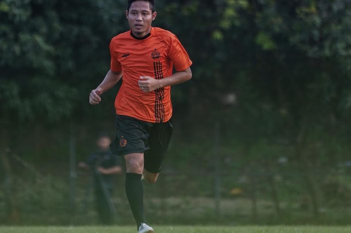 Gelandang Persija Jakarta, Evan Dimas, saat latihan perdana di Lapangan Sutasoma, Halim, Jakarta Timur,  Jumat (17/1/2020)