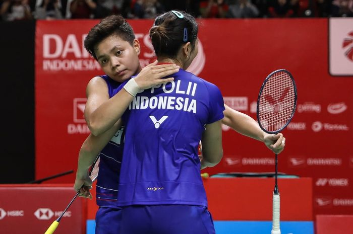 Pasangan ganda putri Indonesia, Greysia Polii/Apriyani Rahayu, bereaksi setelah memenangi poin atas Nami Matsuyama/Chihari Shida (Jepang) pada laga perempat final Indonesia Masters 2020.