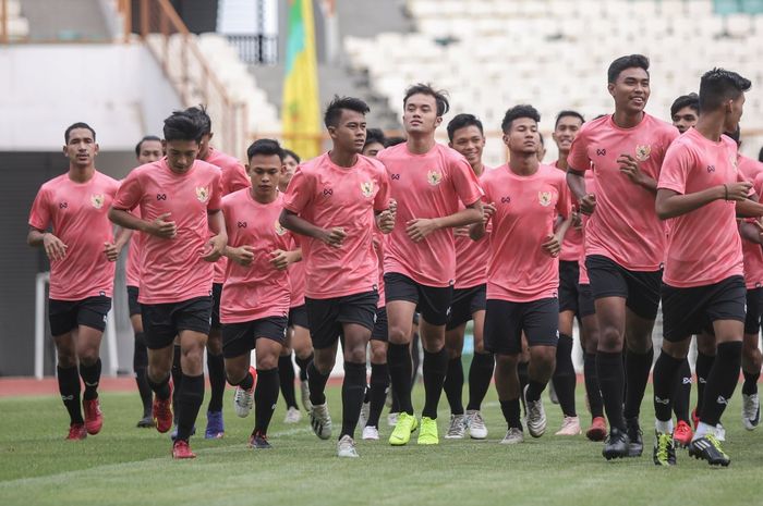Para pemain mengikuti pemusatan latihan timnas U-19 Indonesia di Stadion Wibawa Mukti, Bekasi, pada 13 Januari 2020.