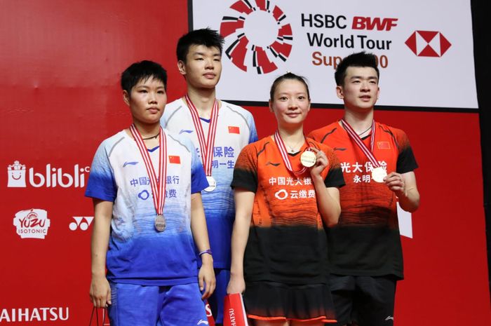Pasangan ganda campuran China, Zheng Si Wei/Huang Ya Qiong (jersey orange) dan Wang Yi Lyu/Huang Dong Ping di podium Indonesia Masters 2020 di Istora Senayan, Jakarta, Minggu (19/1/2020).