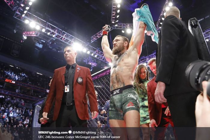 Selebrasi Conor McGregor usai meraih kemenangan atas Donald Cerrone pada UFC 246, Minggu (19/1/2020)
