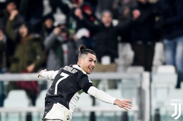 Megabintang Juventus, Cristiano Ronaldo, merayakan gol yang dicetak ke gawang Parma dalam laga Liga Italia di Stadion Allianz, Minggu (19/1/2020).