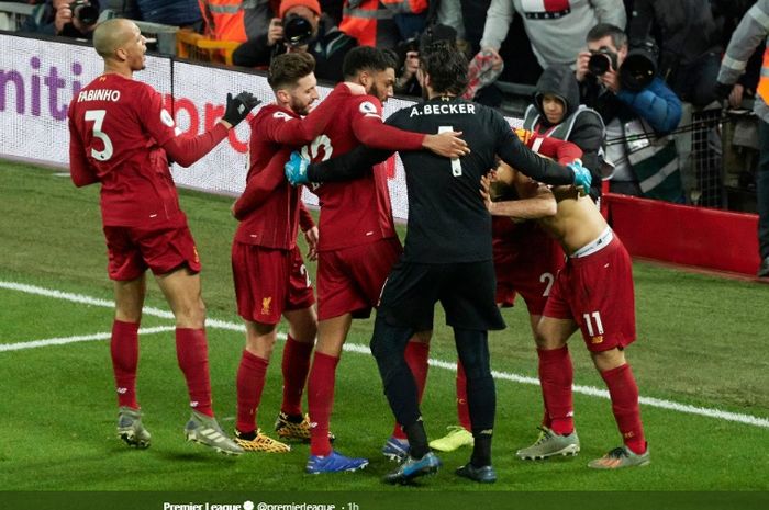 Para pemain Liverpool merayakan gol yang dicetak oleh Mohamed Salah ke gawang Manchester United pada pertandingan di Stadion Anfield, Minggu (19/1/2020).