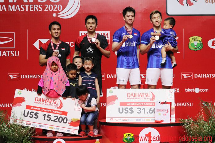 Pasangan ganda putra Indonesia, Mohammad Ahsan/Hendra Setiawan dan Marcus Fernaldi Gideon/Kevin Sanjaya Sukamuljo di podium Indonesia Masters 2020 di Istora Senayan, Jakarta, Minggu (19/1/2020).