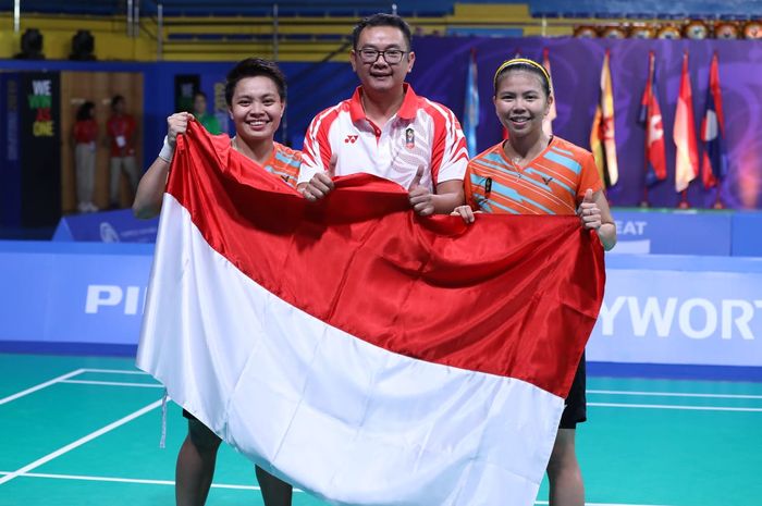 Pelatih kepala ganda putri Indonesia, Eng Hian, berpose dengan Greysia Polii/Apriyani Rahayu, setelah memastikan medali emas pada SEA Games 2019 di Muntinlupa Sports Center, Manila, Filipina, Desember 2019.
