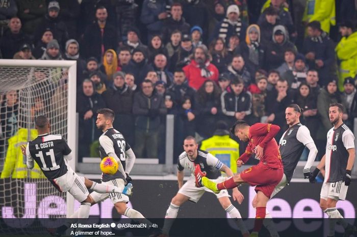 Momen terjadinya gol AS Roma ke gawang Juventus yang dicetak oleh Cengiz Uender pada perempat final Coppa Italia, Rabu (22/1/2020).