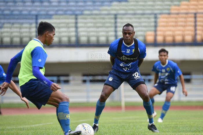 Victor Igbonefo ketika menjalani sesi latihan di lapangan Stadion Gelora Bandung Lautan Api, Rabu (22/1/2020).