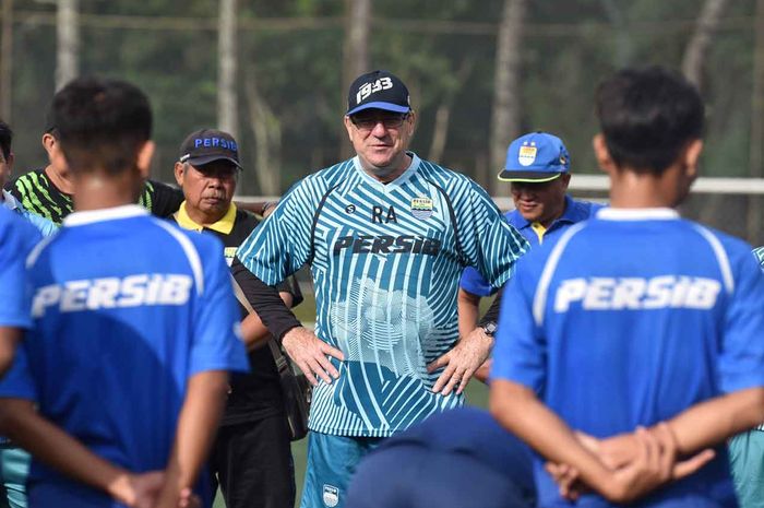 Pelatih Robert Alberts memimpin sesi latihan terakhir Persib di Lembang, Jumat (31/1/2020). 