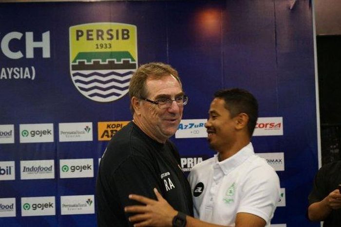 Pelatih Persib Bandung, Robert Rene Alberts dan kapten Melaka United Safiq Rahim