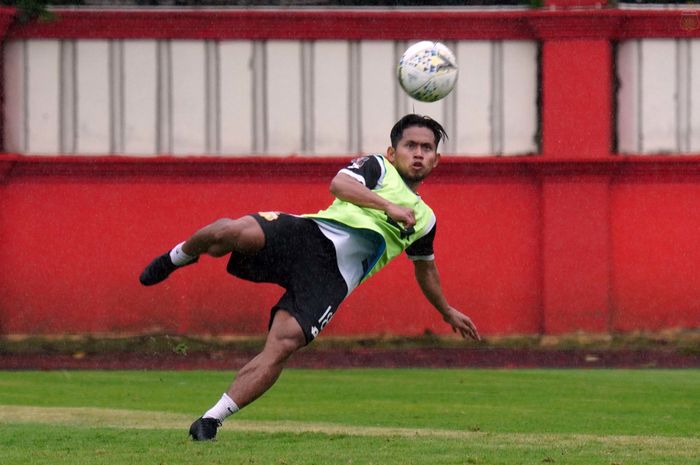 Andik Vermansah pada latihan perdananya bersama Bhayangkara FC di Stadion PTIK, Jakarta, Senin (3/2/2020).