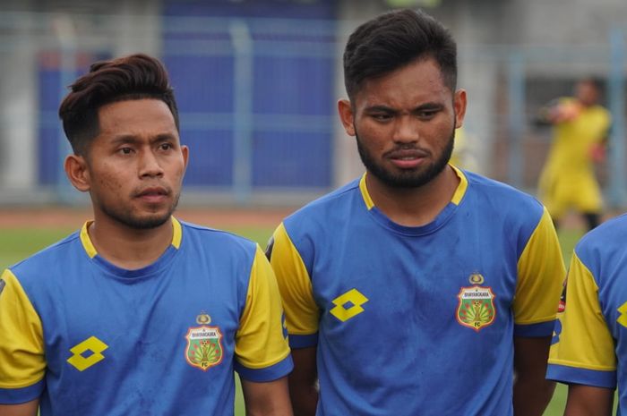 Dua winger timnas Indonesia, Andik Vermansah dan Saddil Ramdani, saat mengikuti latihan Bhayangkara FC jelang Piala Gubernur Jatim 2020 di Stadion Gelora Bangkalan, Madura, Minggu (9/2/2020).