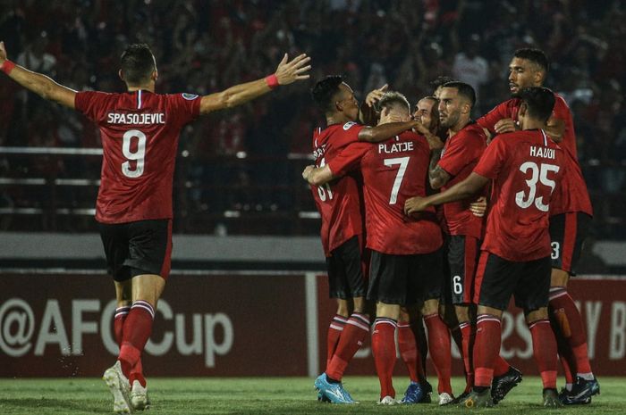 Para pemain Bali United merayakan kemenangan atas Than Quang Ninh dalam laga Piala AFC 2020 di Stadion Kapten I Wayan Dipta, Gianyar, Selasa (11/2/2020).