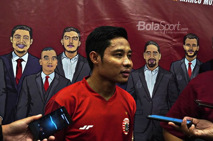 Gelandang Persija Jakarta, Evan Dimas, memberikan komentar kepada awak media terkait perasaannya latihan perdana di Stadion Utama Gelora Bung Karno, Jakarta dengan berseragam Persija Jakarta .