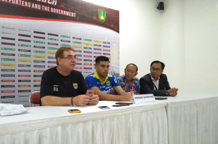 Pelatih dan pemain Persib, Robert Alberts dan Fabiano Beltrame, dalam jumpa pers usai uji coba melawan Persis, Sabtu (15/2/2020) di Stadion Manahan, Solo.