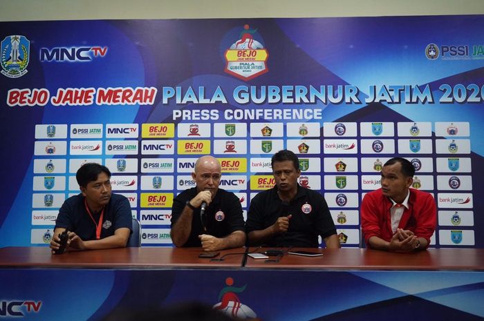Pelatih Persija Jakarta, Sergio Farias, memberikan keterangan saat konferensi pers seusai laga kontra Madura United pada semifinal Piala Gubernur Jatim 2020.