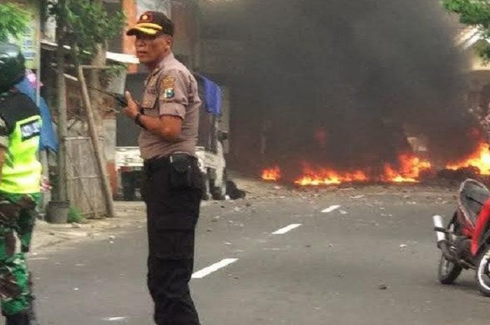 Polisi mengamankan kerusuhan antarsuporter di wilayah Pasar Hewan Dimoro, Kota Blitar, Selasa (18/2/2020).  
