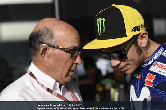 CEO Dorna Sports, Carmelo Ezpeleta (kiri), berbicara dengan Valentino Rossi.