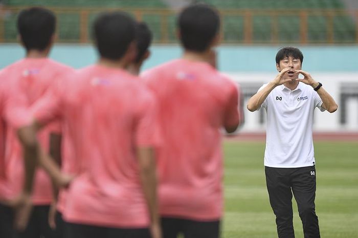 Shin Tae Yong, pelatih Timnas Indonesia yang sangat disiplin.