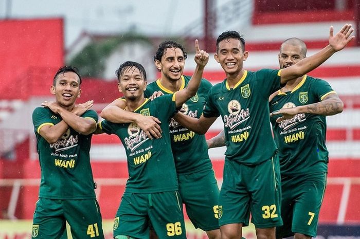 Sejumlah pemain Persebaya Surabaya selebrasi usai menang 4-2 atas Arema FC dalam semifinal Piala Gubernur Jatim 2020 di Stadion Soepriadi, Kota Blitar, Selasa (18/2/2020) sore WIB.
