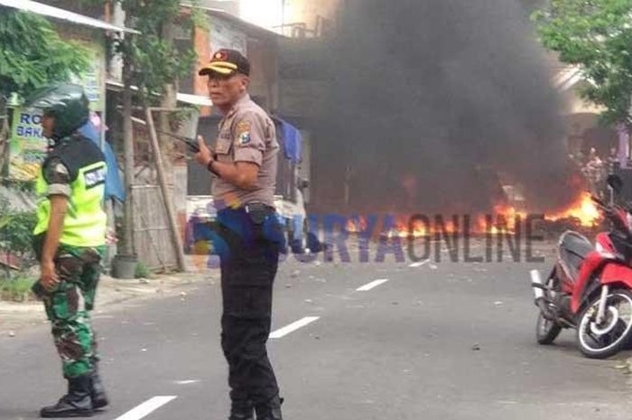 bentrokan antara suporter Persebaya Surabaya dan Arema FC di Kota Blitar