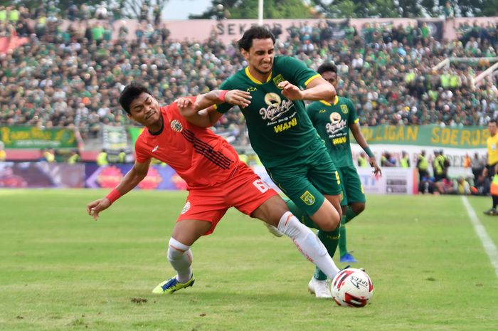 Aksi gelandang Persebaya Surabaya, Mahmoud Eid, saat melawan Persija Jakarta pada final Piala Gubernur Jatim 2020.