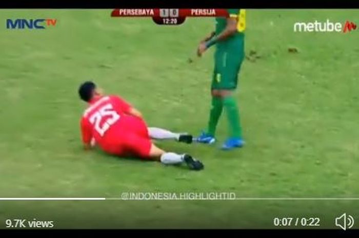 Winger Persija Jakarta, Riko Simanjuntak, terlibat insiden dengan bek kiri Persebaya Surabaya, M Alwi Slamat, di final Piala Gubernur Jatim 2020, Kamis (20/2/2020).