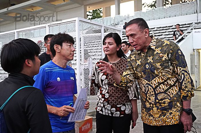 Ketum PSSI, Mochamad Iriawan, berdiskusi dengan pelatih timnas Indonesia, Shin Tae-yong, Jumat (21/2/2020).