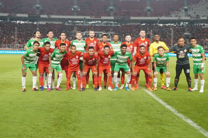 Skuad Persija Jakarta dan Geylang International berpose bersama sebelum laga uji coba kedua tim di Stadion Utama Gelora Bung Karno (SUGBK), Minggu (23/2/2020).