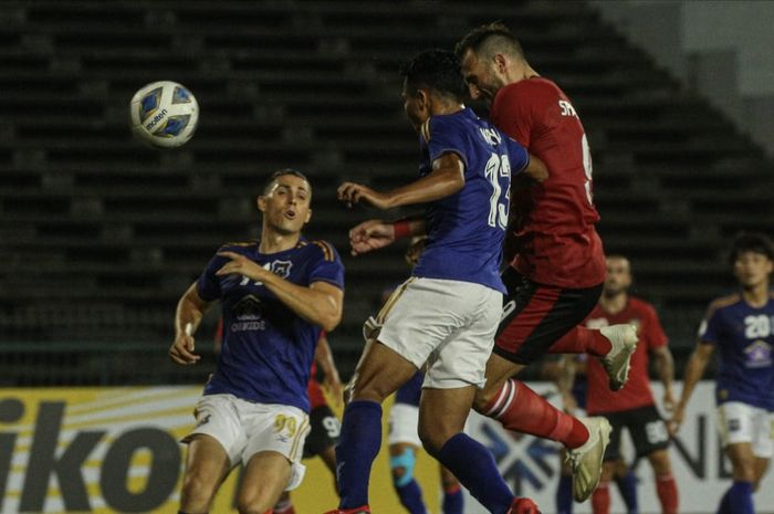Aksi penyerang Bali United, Ilija Spasojevic, saat mencetak gol ke gawang Svay Rieng pada laga kedua Grup G Piala AFC 2020.