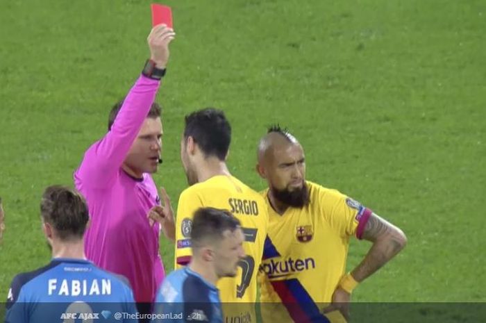 Wasit Felix Brych memberikan kartu merah kepada Arturo Vidal (kanan) dalam laga Napoli kontra Barcelona di babak 16 besar Liga Champions 2019-2020.