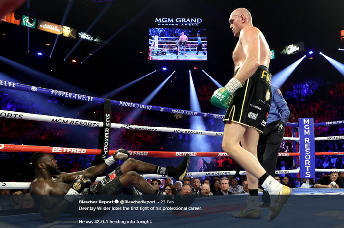Deontay Wilder tersungkur usai menerima pukulan dari Tyson Fury dalam duel ulang di MGM Grand Arena, Las Vegas, Nevada, AS, Minggu (23/2/2020).