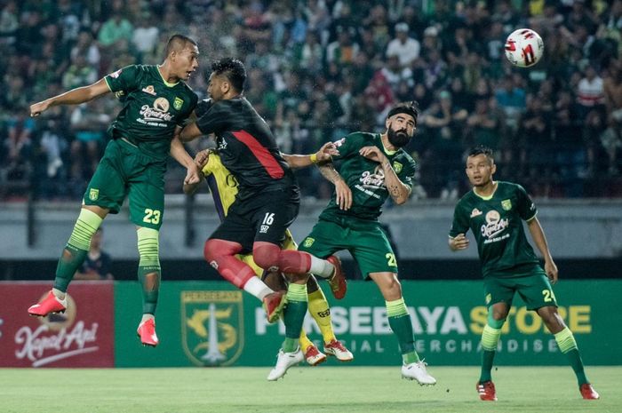 Proses terjadinya gol pemain Persebaya Surabaya, Hansamu Yama, ke gawang Persik kediri dalam laga pekan pertama Shopee Liga 1 2020, Sabtu (29/2/2020).