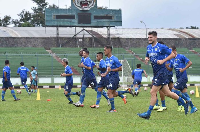 Persib Bandung jalani latihan pemulihan di Stadion Siliwangi pada Senin (02/03.2020)