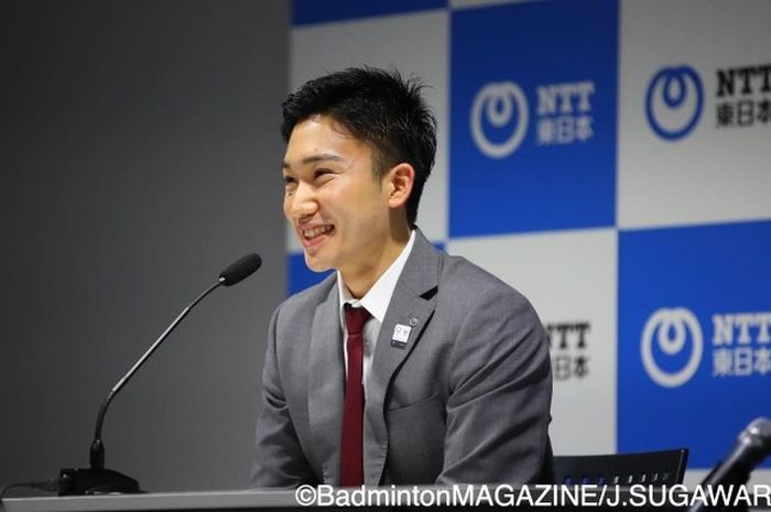 Pebulu Tangkis Tunggal Putra Jepang, Kento Momota, berbicara dalam konferensi pers, Jumat (6/3/2020).