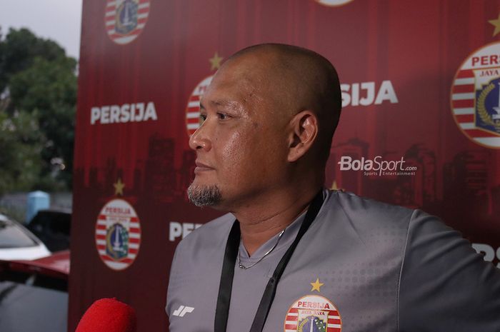Asisten Pelatih Persija Jakarta, Sudirman, ketika diwawancarai oleh wartawan pasca latihan di Lapangan Sutasoma, Halim, Jakarta Timur (11/3/2020)