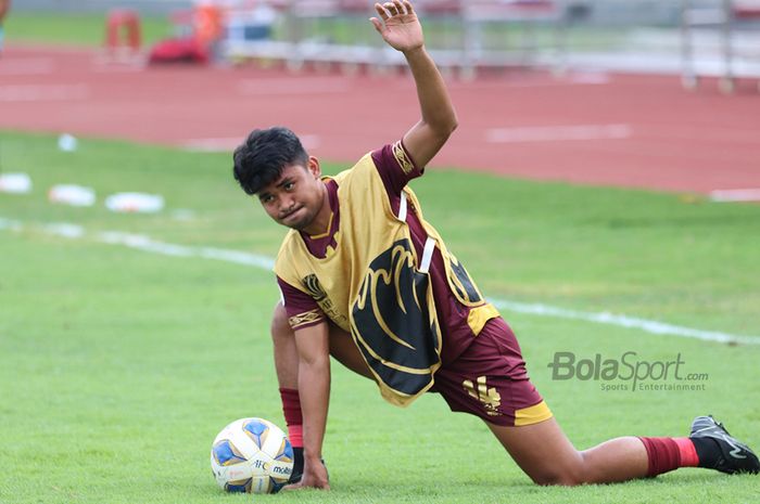 Bek PSM Makassar, Asnawi Mangkualam, sedang melakukan pemanasan jelang laga AFC yang mempertemukan timnya dengan Kaya Futbol Club&ndash;Iloilo di Stadion Madya, Senayan, Jakarta Selatan (10/3/2020)