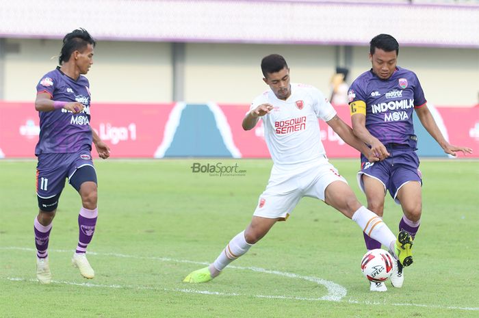 Hussein El Dor sedang berduel dengan Hamka Hamzah,  ketika laga Persita Tanggerang melawan PSM Makassar di Stadion Sport Center, Kelapa Dua, Tanggerang (6/3/2020)