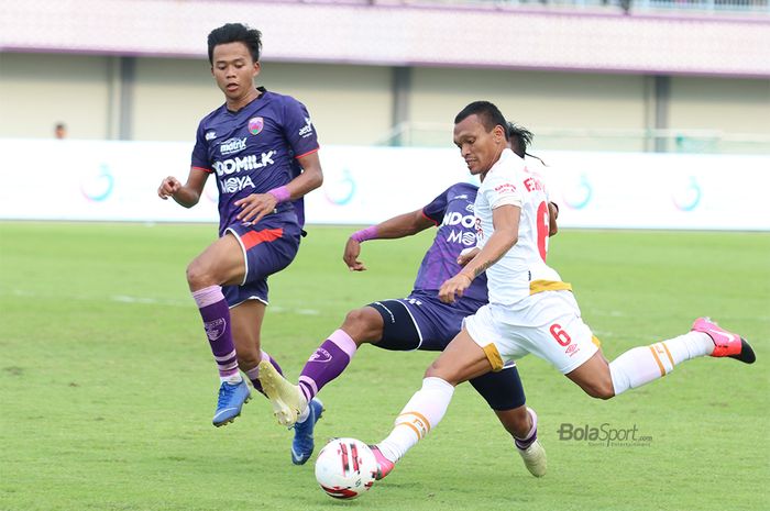 Penyerang PSM Makassar, Ferdinand Sinaga, sedang berusaha melakukan shooting ketika laga Persita Tanggerang melawan PSM Makassar di Stadion Sport Center, Kelapa Dua, Tanggerang (6/3/2020)