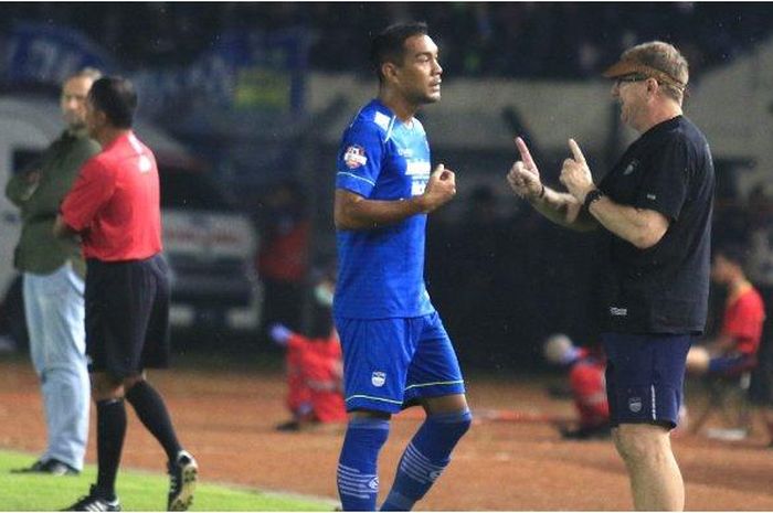 Pelatih Persib Bandung, Robert Alberts, memberikan instruksi pada Omid Nazari, dalam laga melawan PSS Sleman di Stadion Si Jalak Harupat, Minggu (15/3/2020).