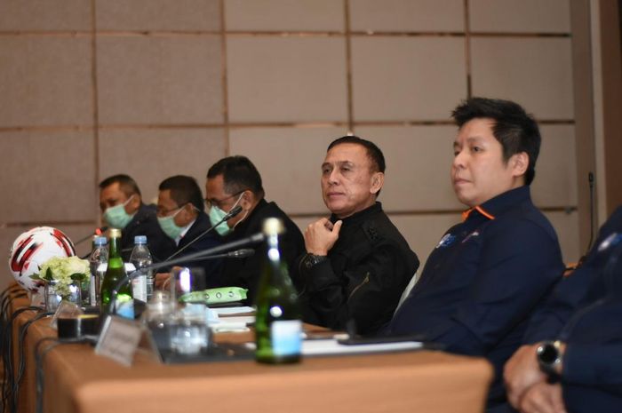 Ketua Umum PSSI, Mochamad Iriawan, melakukan pertemuan dengan klub Liga 1 dan Liga 2 di Jakarta, Senin (16/3/2020)