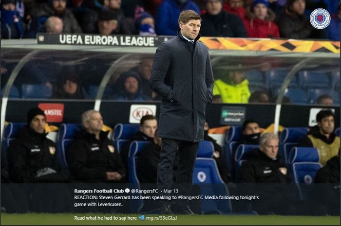 Steven Gerrard berdiri di samping lapangan saat sedang mendampingi timnya, Rangers FC, dalam laga leg pertama babak 16 besar Liga Europa melawan Bayer Leverkusen, Jumat (13/3/2020) waktu setempat.