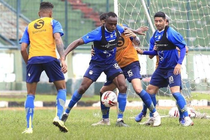 Para pemain Persib Bandung dalam sesi latihan hari Rabu (18/3/2020) di Stadion Siliwangi, Bandung. 