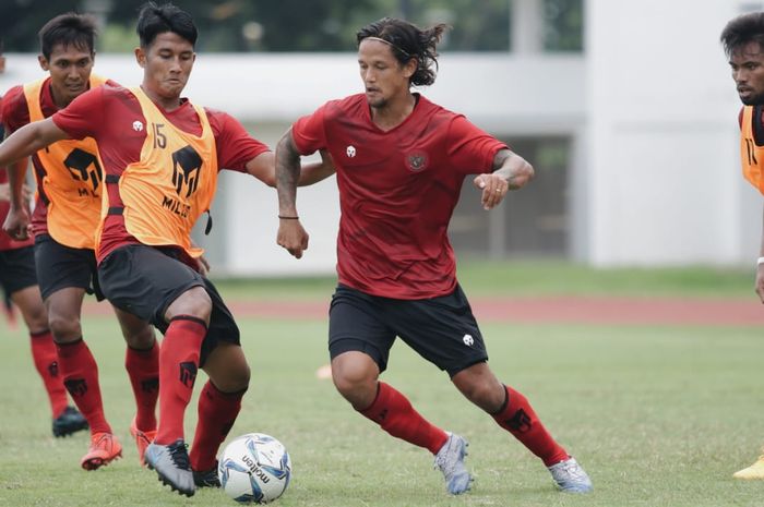 Irfan Bachdim dan pemain timnas Indonesia lainnya mengenakan jersey Mills dalam pemusatan latihan tim Garuda.